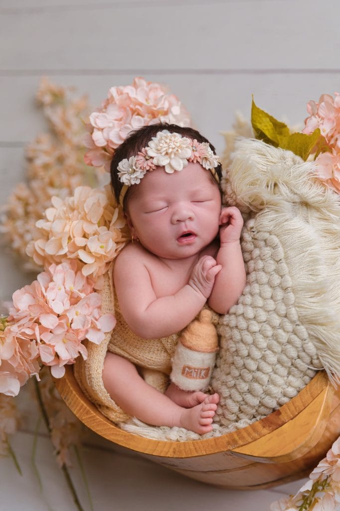 Bé sơ sinh ngủ ngon trong buổi chụp tại nhà của NHƯ Photo