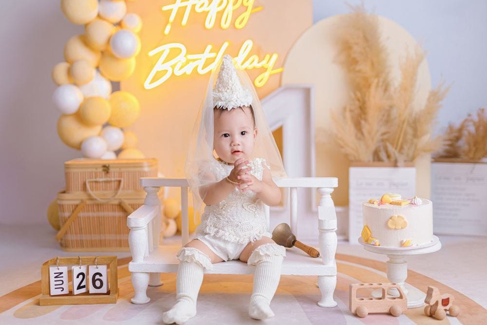 Chụp ảnh thôi nôi bé gái concept sinh nhật bóng bay tông vàng kem tại NHƯ Photo Long An