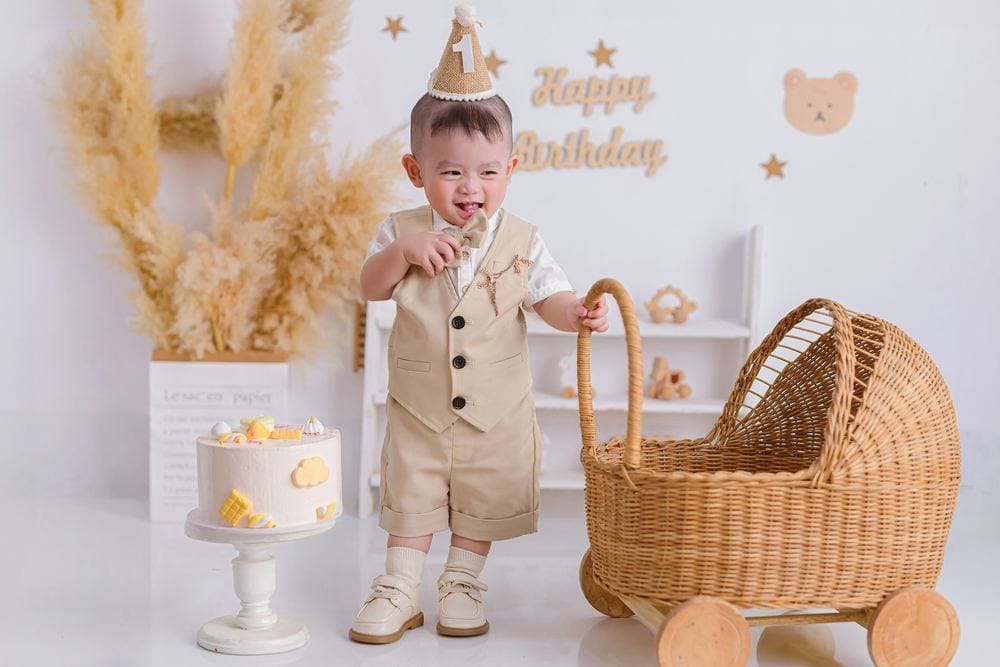 Chụp ảnh thôi nôi bé trai với mũ sinh nhật, bánh kem và xe đẩy tại NHƯ Photo Long An