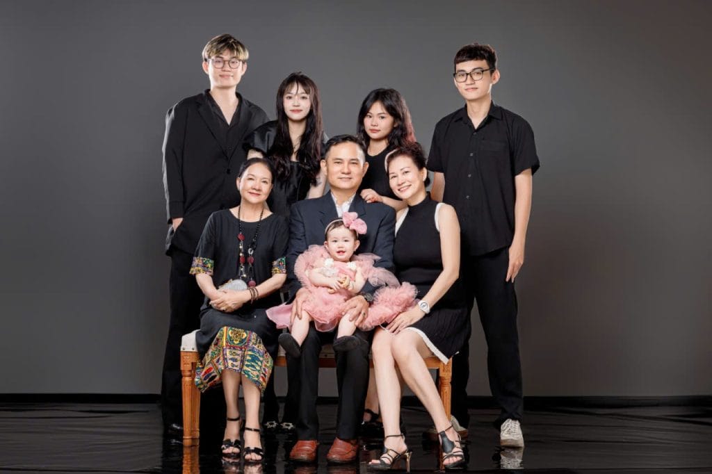 Gia đình các con đã lớn chụp ảnh cùng ông bà tại NHƯ Photo
