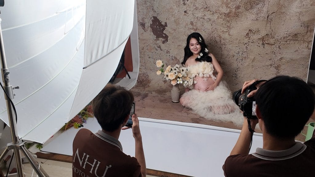 Ê-kíp NHƯ Photo đang chụp ảnh cho mẹ bầu trong studio