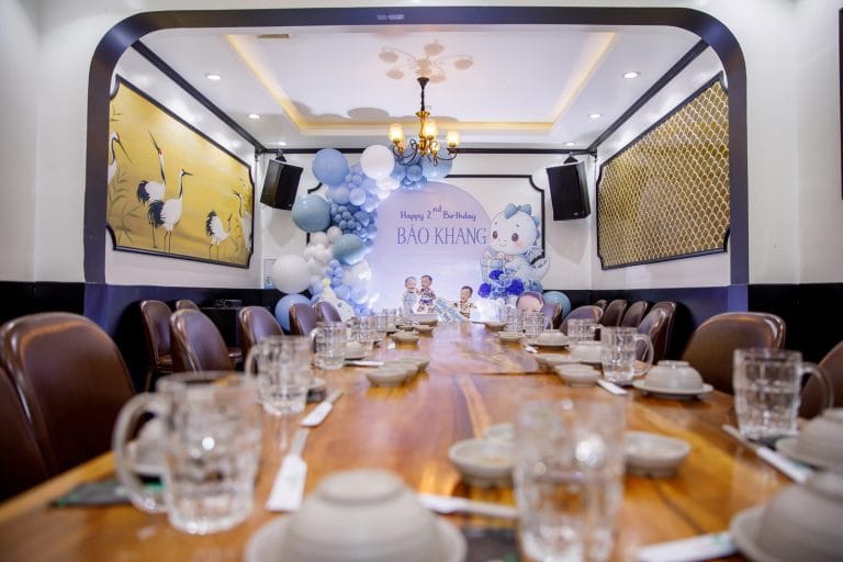 Bàn tiệc thôi nôi và backdrop bong bóng tại nhà hàng ở Tân An, Long An trước giờ khách tới, NHƯ Photo chụp